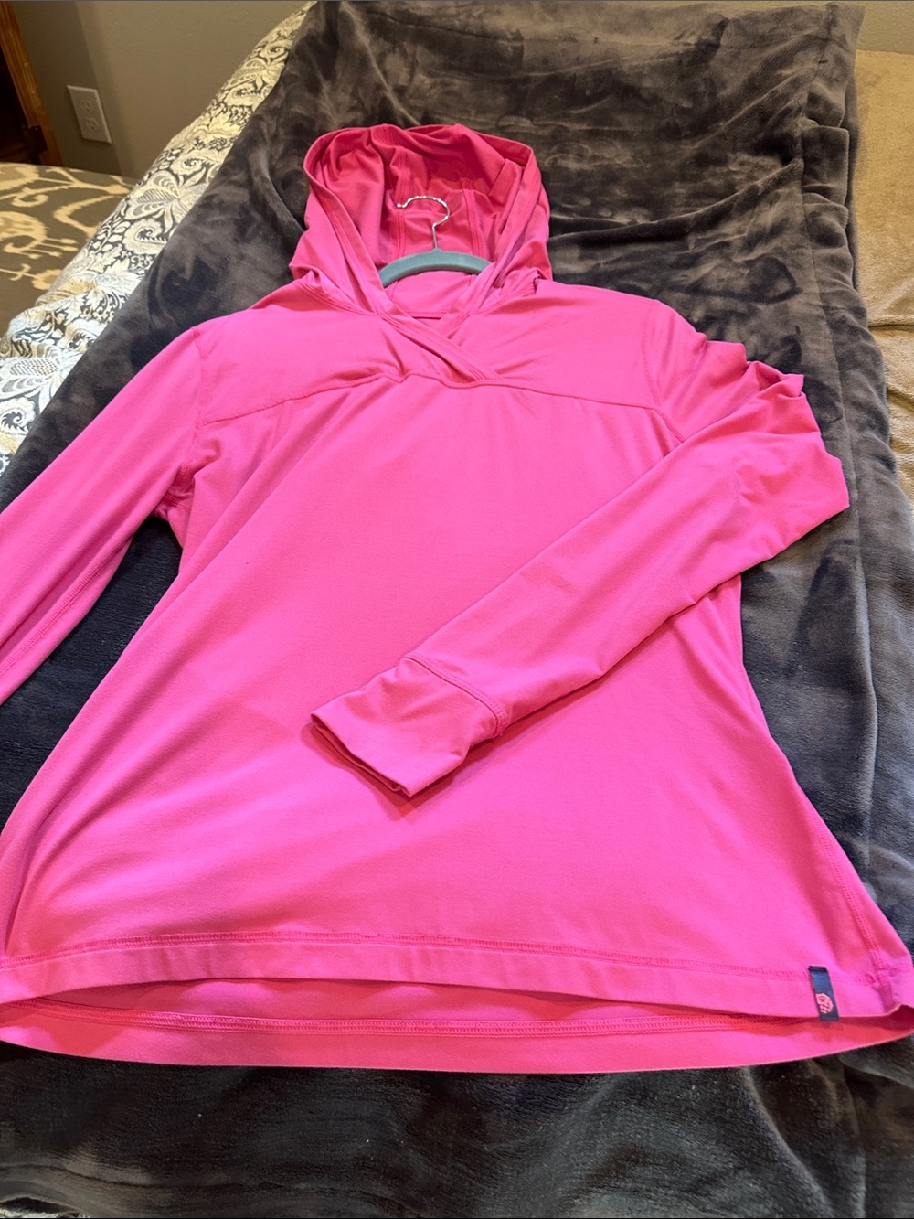 Mountain Hardwear Women’s Hot Pink Hooded Long-Sleeve Top